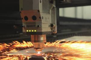 Машина за лазерно рязане с размотаващо подаване реализира размотаване и рязане в едно