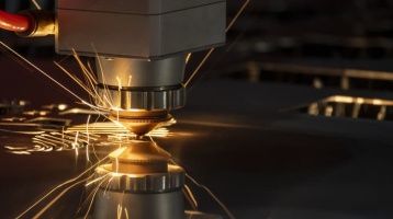 Лазерно рязане на метални плочи: Пълно ръководство за основите